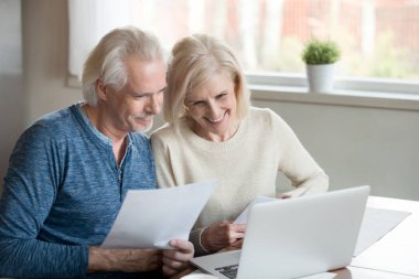 Memnun emekli eşlerin banka alınan müjde mutlu hisseder