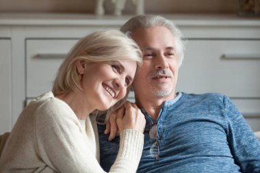 Harcama güzel eski eşlerin birlikte tv izlerken zaman