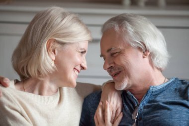 Portre portre yaşlı eşlerin birbirine bakarak gülen