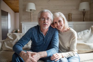 Olgun eşlerin kameraya bakarak görüntülü arama yapma