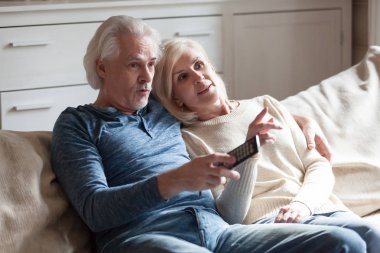 Tv izlerken sürpriz souses oturan kanepe