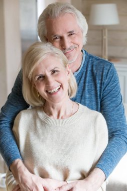 Mutlu çekici orta yaşlı eş kamera için poz