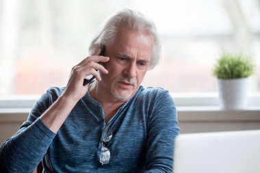 Cep telefonu üzerinde konuşurken tatminsiz komuta sizde 