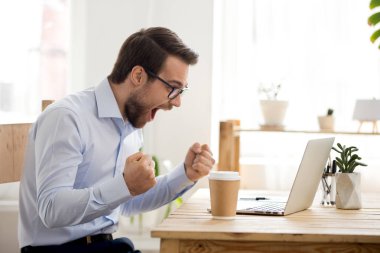 Mutlu mutlu işadamı iş başarı kutluyor iyi online haber okuma