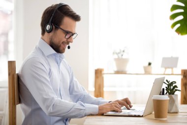 Laptop olun konferans videocall üzerinde çalışma kulaklık gülümseyen iş adamı 