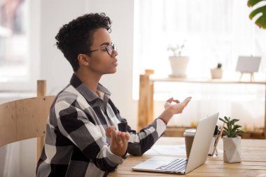 Ofis masası, yoga yaparken mola sakin Afrikalı kadın