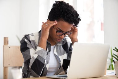 Stresli Afrikalı kadın zor online bilgisayar işi konsantre