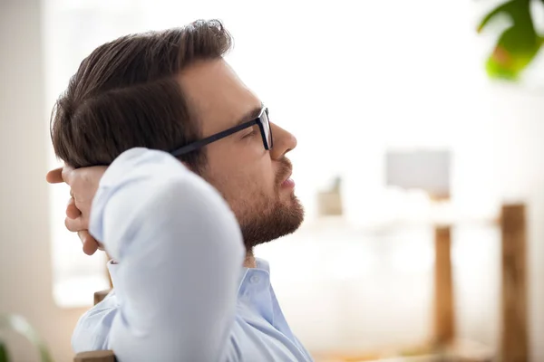 Rilassato felice uomo d'affari a riposo prendendo pausa respirando aria in ufficio — Foto Stock