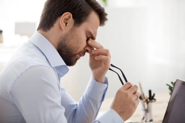 Zmęczony biznesmen zdejmując okulary uczucie ból ból głowy zmęczenie oczu — Zdjęcie stockowe