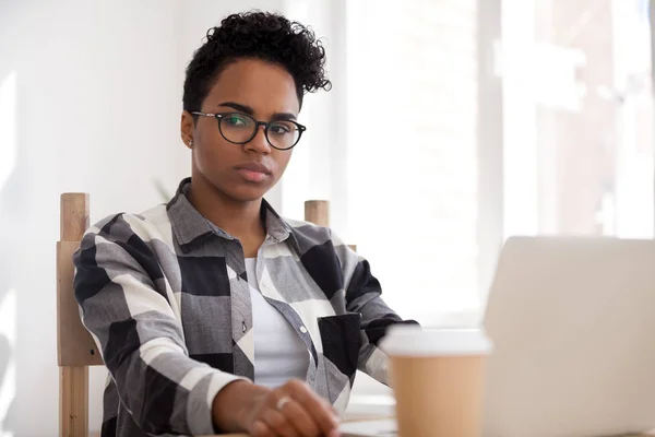 Pensive thoughtful african-american woman thinking of problem solution at work — Stock Photo, Image