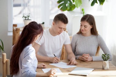 Mutlu aile çift ev toplantı Emlak satın alma Kontratı imzala