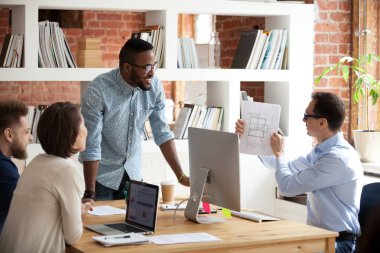 Yeni proje grup toplantısında sunma planı tutarak çalışan