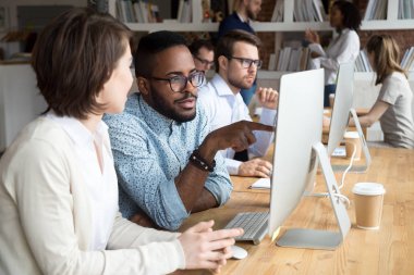 İş arkadaşınız yeni online proje açıklayan ciddi Afrika ofis çalışanı