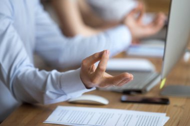 Yoga egzersizleri, closeup yapıyor office masada oturan sakin adam