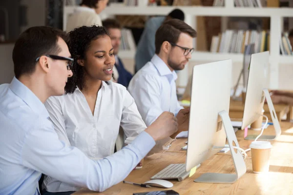 Diversos colegas trabalham juntos discutir projeto on-line apontando no computador — Fotografia de Stock