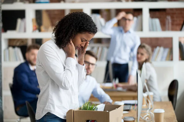 Triste empleada africana empacando pertenencias en caja fue despedida — Foto de Stock