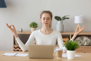 Genç kadın öğrenci alma ara evde Ofis Masası meditasyon
