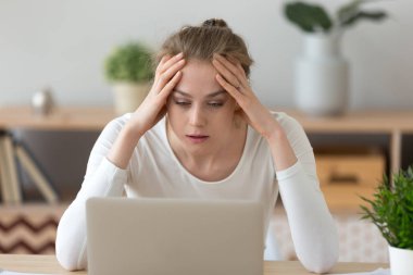 Genç kadın kötü internet haber okuma laptop arıyorum vurguladı