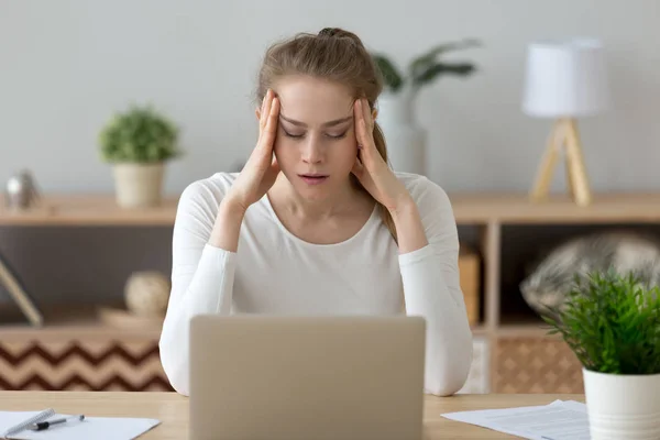 Напружена виснажена молода жінка втомилася від роботи з комп'ютером відчуває втому — стокове фото