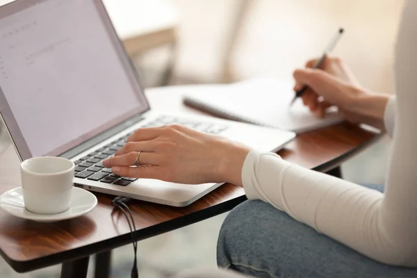 Vrouw student maken notities studeren leren online met computer — Stockfoto