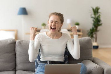 Mutlu kız tarafından online galibi duygu heyecan zaferini kutluyor