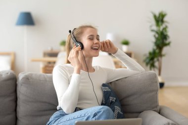 Kulaklık iyi müziklerin tadını rahat gülümseyen kadın