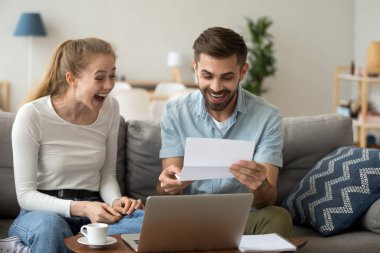 Heyecanlı mutlu çiftin çığlıkları sevinçle sevinçle bağırıyor ellerinde iyi haberler, ellerinde posta kağıtları vergi iadesini kutlayan mektuplar, ucuz büyük teklifler, evdeki banka hesaplarında ekonomi terfisi.