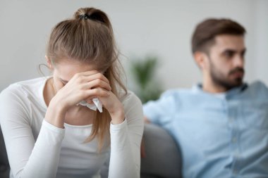 Kötü ilişkiler, sorunları kavramı hakkında endişeli eş yorgun