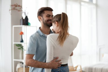 Sarılma evde dans aşık genç mutlu Romantik Çift
