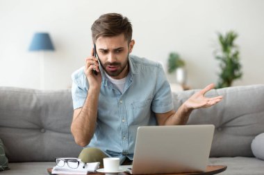 Kızgın adam bilgisayar dizüstü sorunu telefon tartışmakta konuşuyor