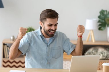 Başarı online bahis kazanmak heyecanlı kutluyor mutlu genç adam