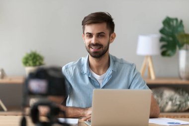 Dijital kamera kayıt vlog üzerinde konuşurken hoparlör kendine güvenen genç adam