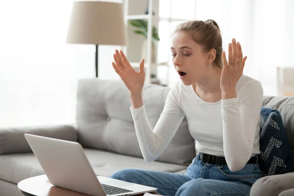 Mujer escandalizada enojado molesto por el problema de la computadora en el ordenador portátil atascado — Foto de Stock