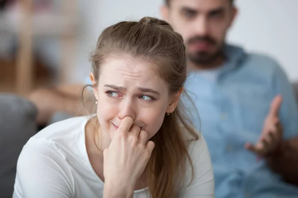 Стресована жінка плаче відчуттям пригніченості ображеним, контролюючи чоловіка тирана — стокове фото