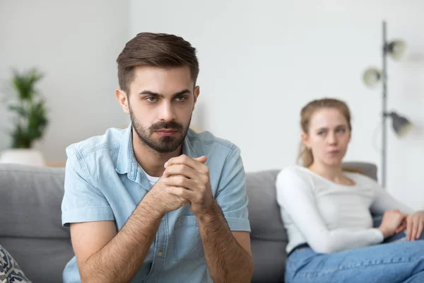 Sturköpfiger wütender Ehemann meidet Ehefrau, die des Familienstreits überdrüssig ist — Stockfoto