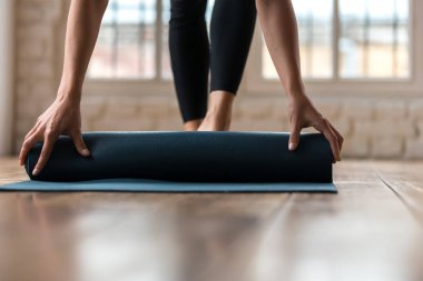 Kadın fitness mat eğitimden sonra haddeleme yakın çekim