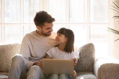 Mutlu baba ve kızı eğleniyor dizüstü evde kullanma