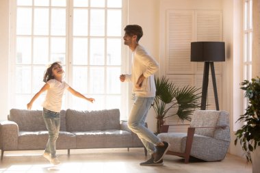 Komik mutlu baba ve çocuk kızı evde dans atlama