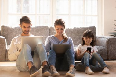 Aile ile çocuk yere evde oturmak aygıtları kullanarak