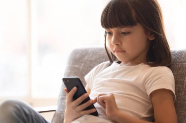 Akıllı çocuk oyun oynarken smartphone evde online holding