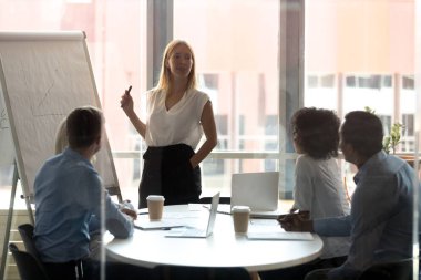 Flipchart üzerinde büyüme sonuçları göster iş fikirleri sunan Koç