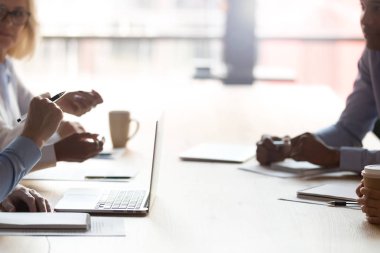 Resim iş adamları kararlar tartışarak masada oturan kırpılmış 