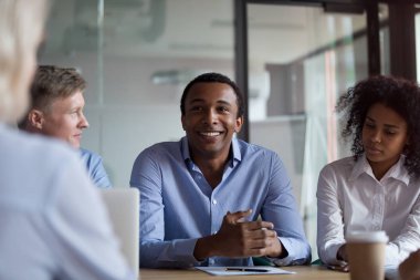 Çeşitli iş kadınları ve İşadamları toplantısında otururken iletişim 