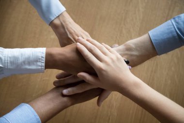 Yukarıdan yığılmış iş insanlar ellerini göster 