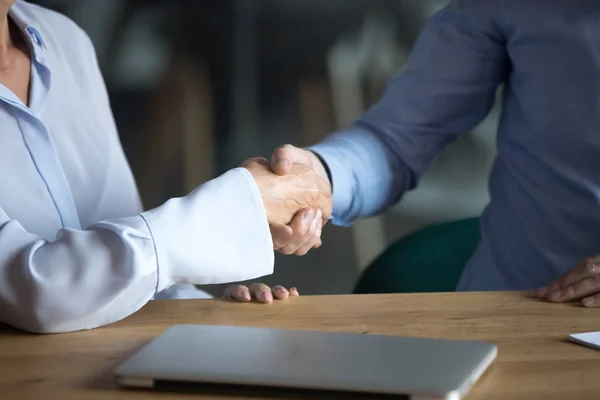 Fechar parceiros de negócios cumprimentando uns aos outros com aperto de mão — Fotografia de Stock