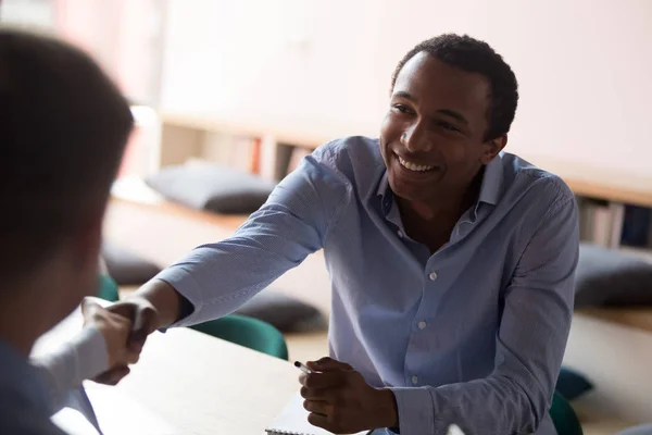 Negro confiado empresario apretón de manos con su socio de negocios — Foto de Stock