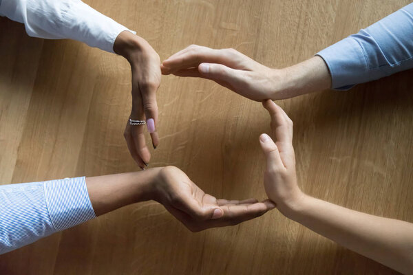 Над крупным планом взгляд бизнесменов руки в форме круга
