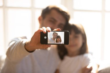Çocuk kızı Smartphone ile selfie alarak babası tutan telefon