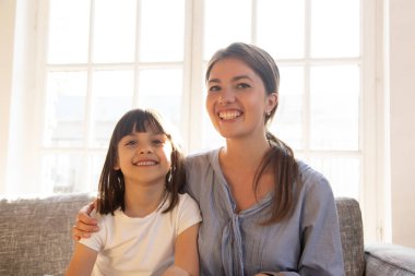 Mutlu anne küçük çocuk kızı kamera webcam arayan kucaklayan