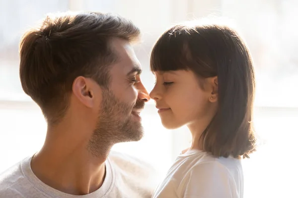 Gelukkig liefhebbende vader en kind dochter neus aanraken genieten van tederheid — Stockfoto